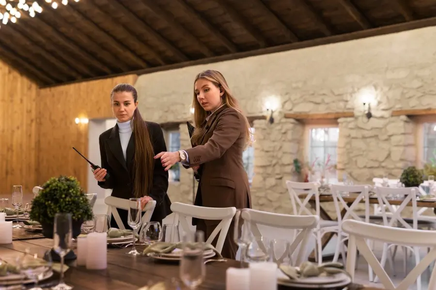 Hostess e steward professionali: la chiave per un’accoglienza elegante e organizzata