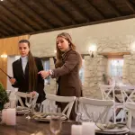 Hostess e steward professionali: la chiave per un’accoglienza elegante e organizzata